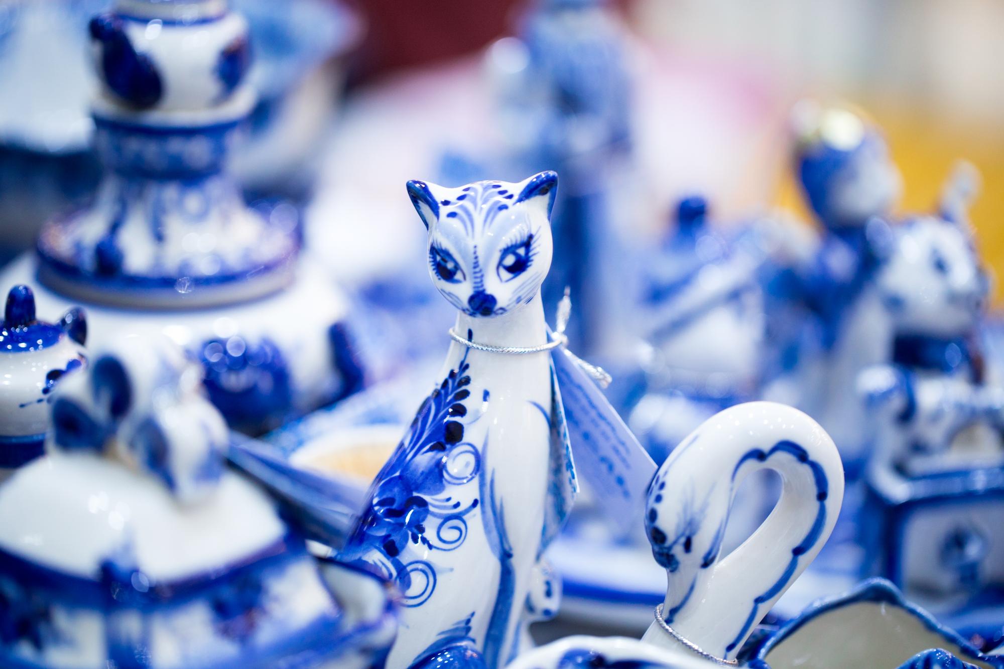 Gzhel Pottery: Moscow's Blue-and-White Mementos