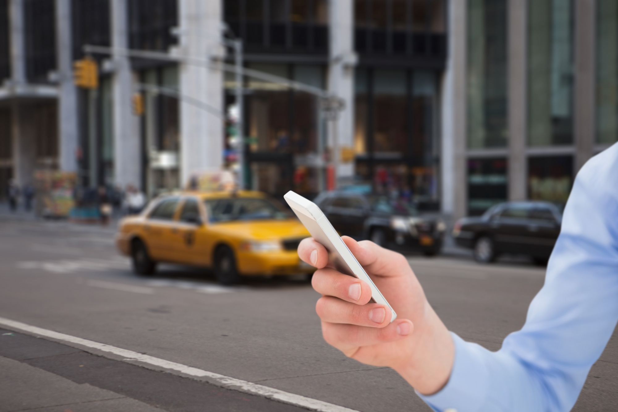 Choose reliable apps and official taxi services in major Russian cities