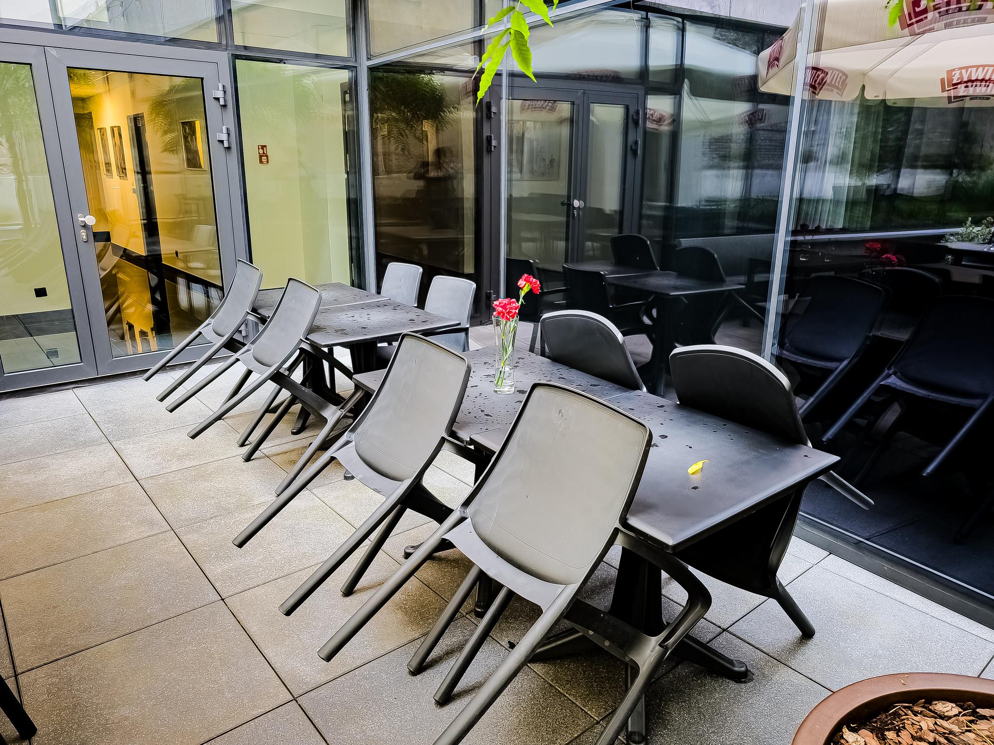 Facilities & Services: Terminals, Lounges, Dining, Shops & Accessibility