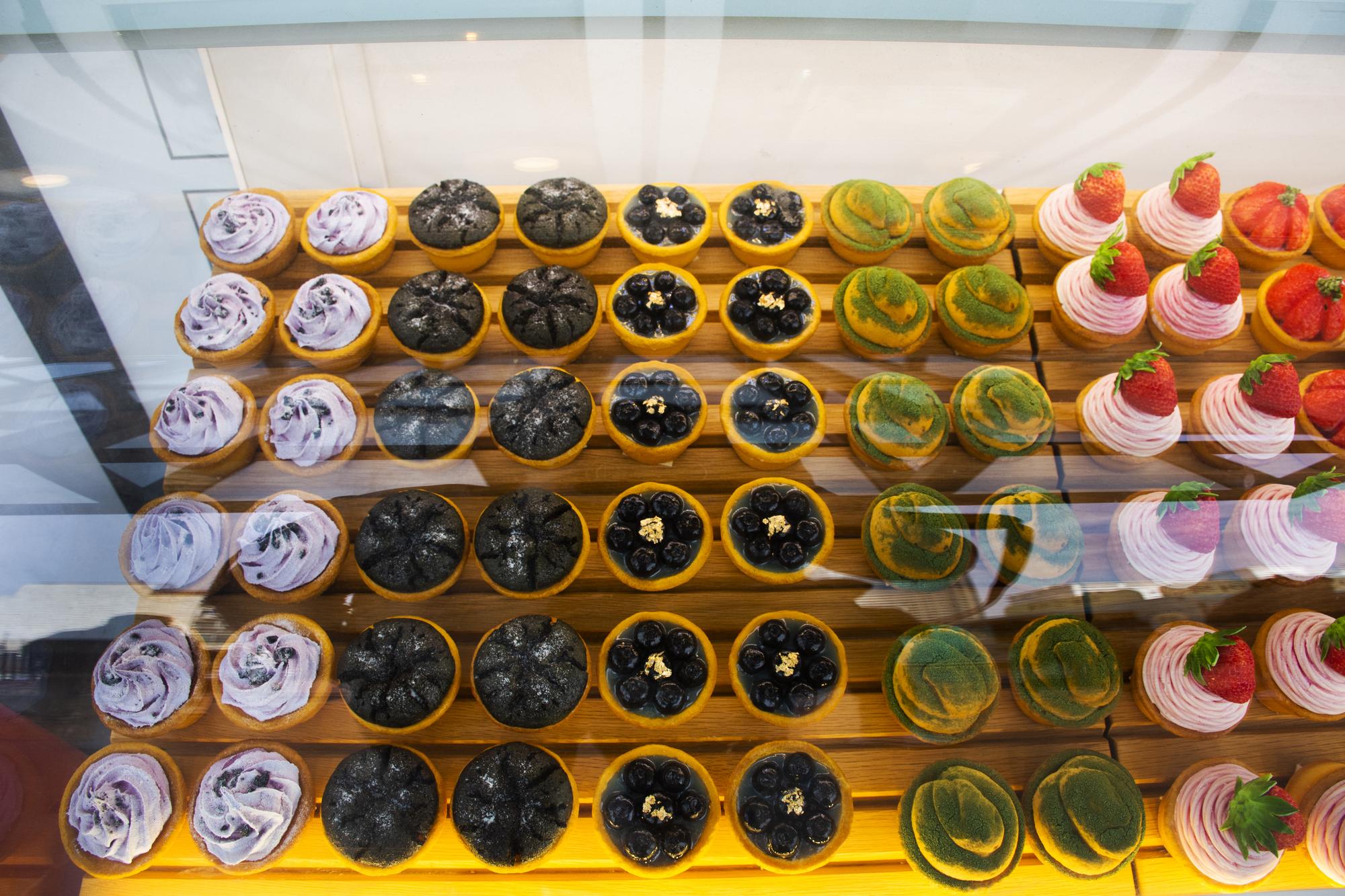 Dining options: cafes, confectioneries, and quick bites inside GUM