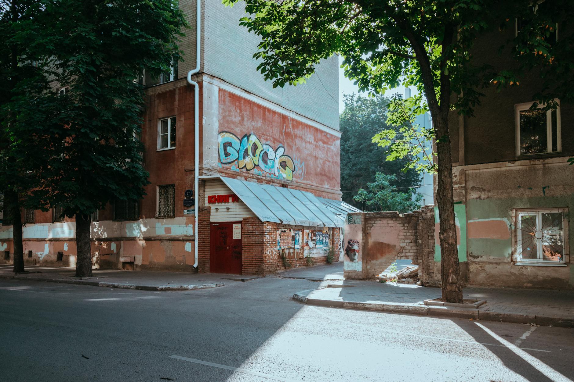 Hidden Gems: Side Streets with Historic Facades and Plaques