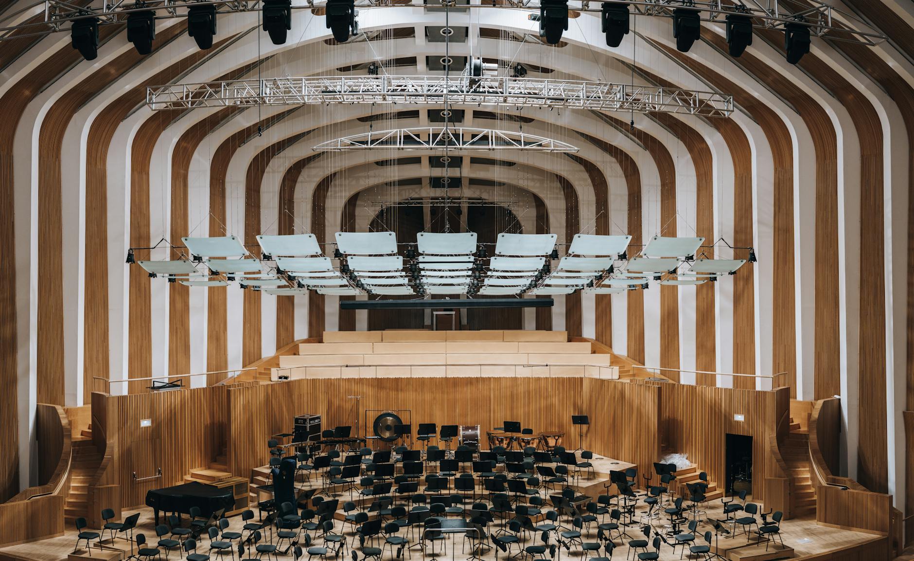 Interior Design in Venues: Acoustic Treatments, Seating Ergonomics, and Lighting Schemes