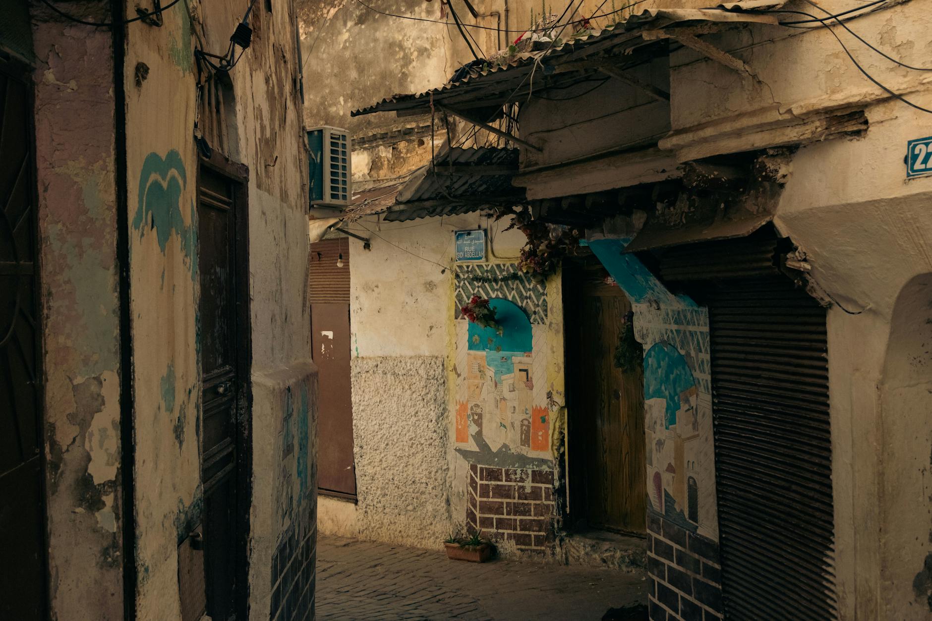 Hidden Alleys, Squares, and Murals to Discover After Sunset