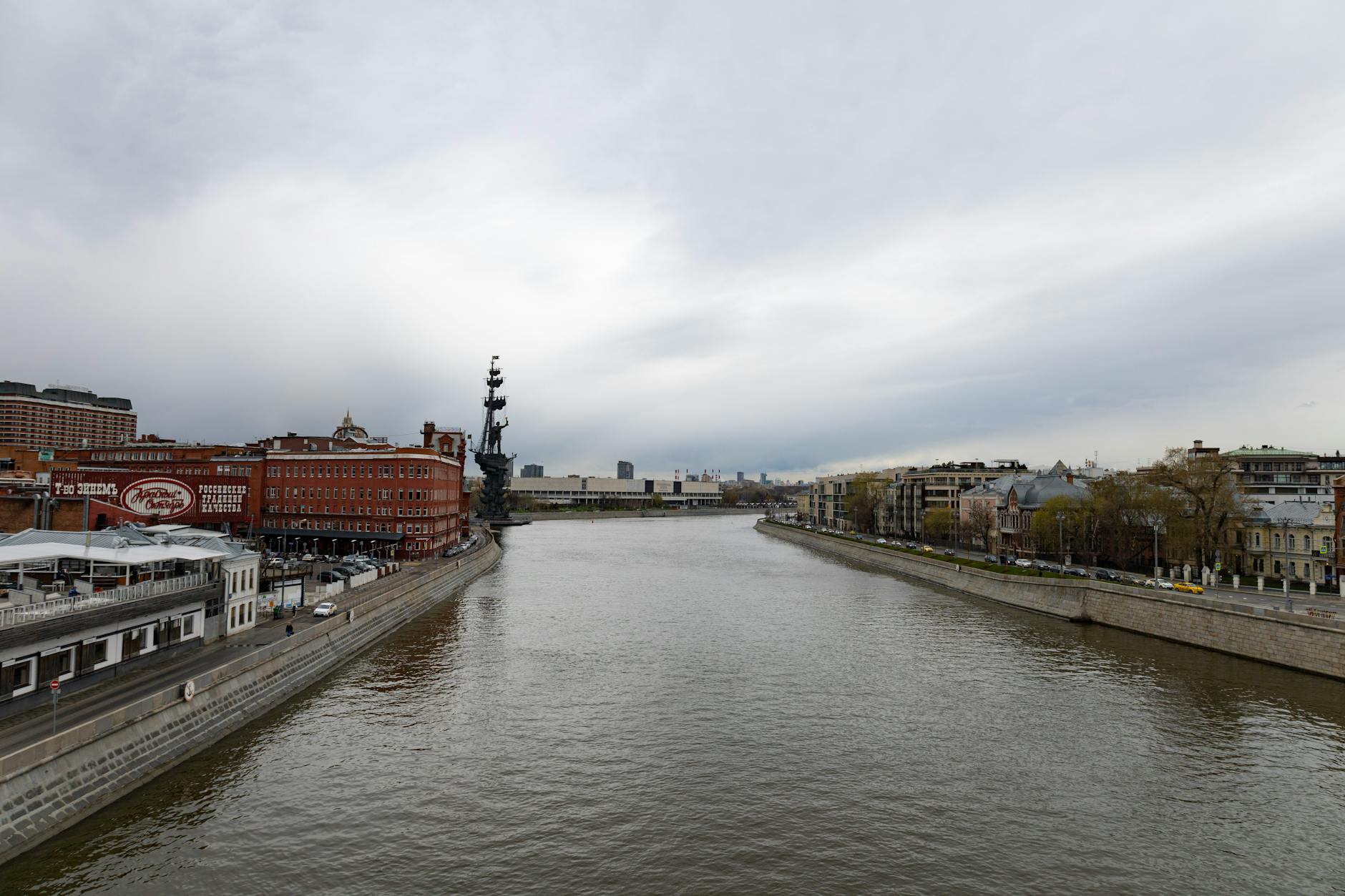 What to pack for a daytime Moskva River trip