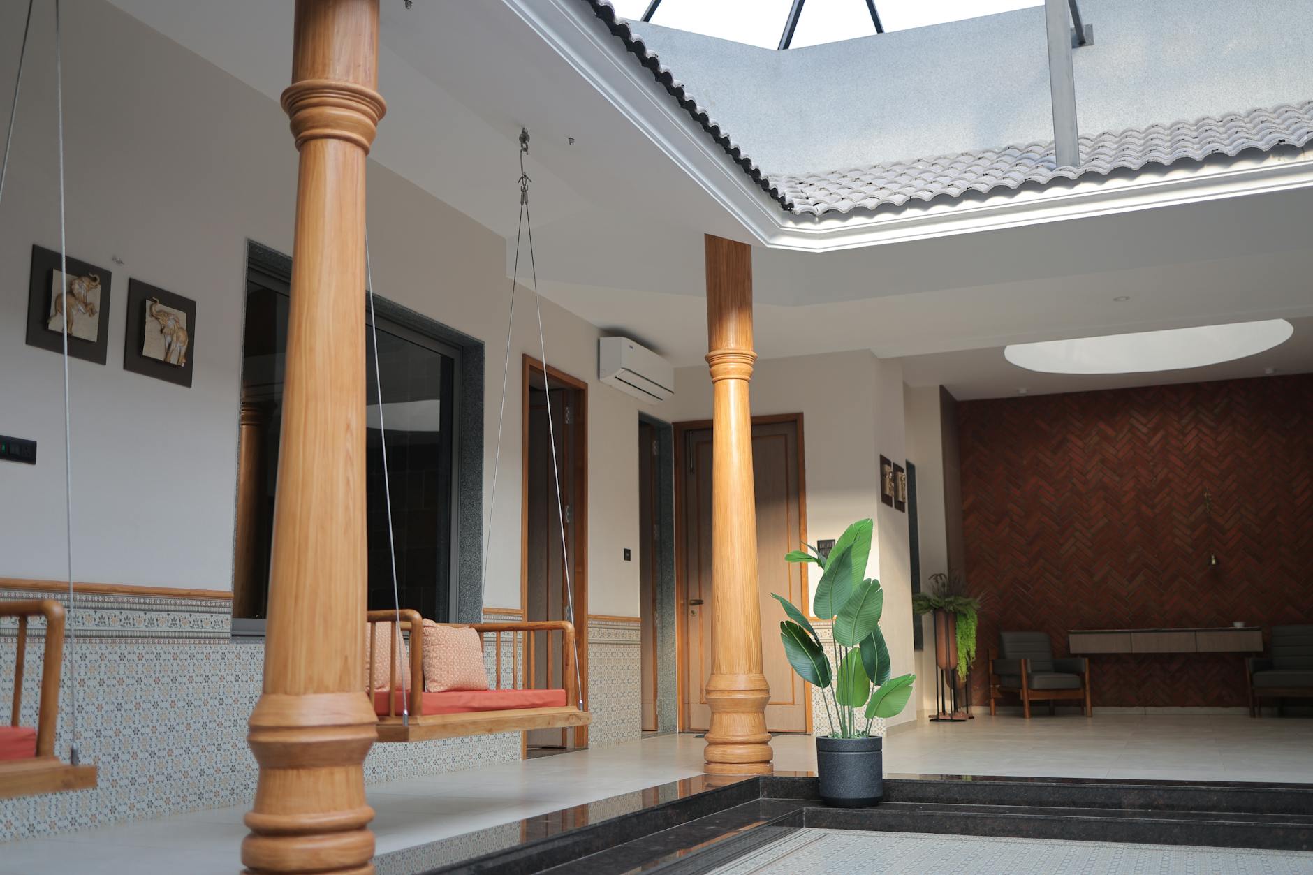Open Concept Flow: Connecting Courtyard with Living and Dining Areas for Seamless Sightlines