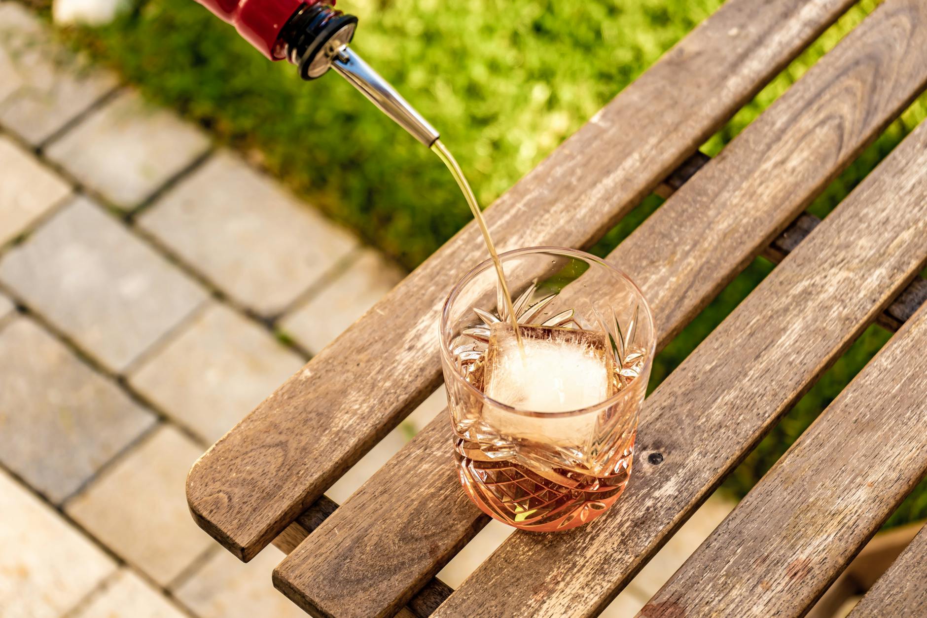 Optimal glassware, chilling, pour sizes for seafood-driven spirit experience