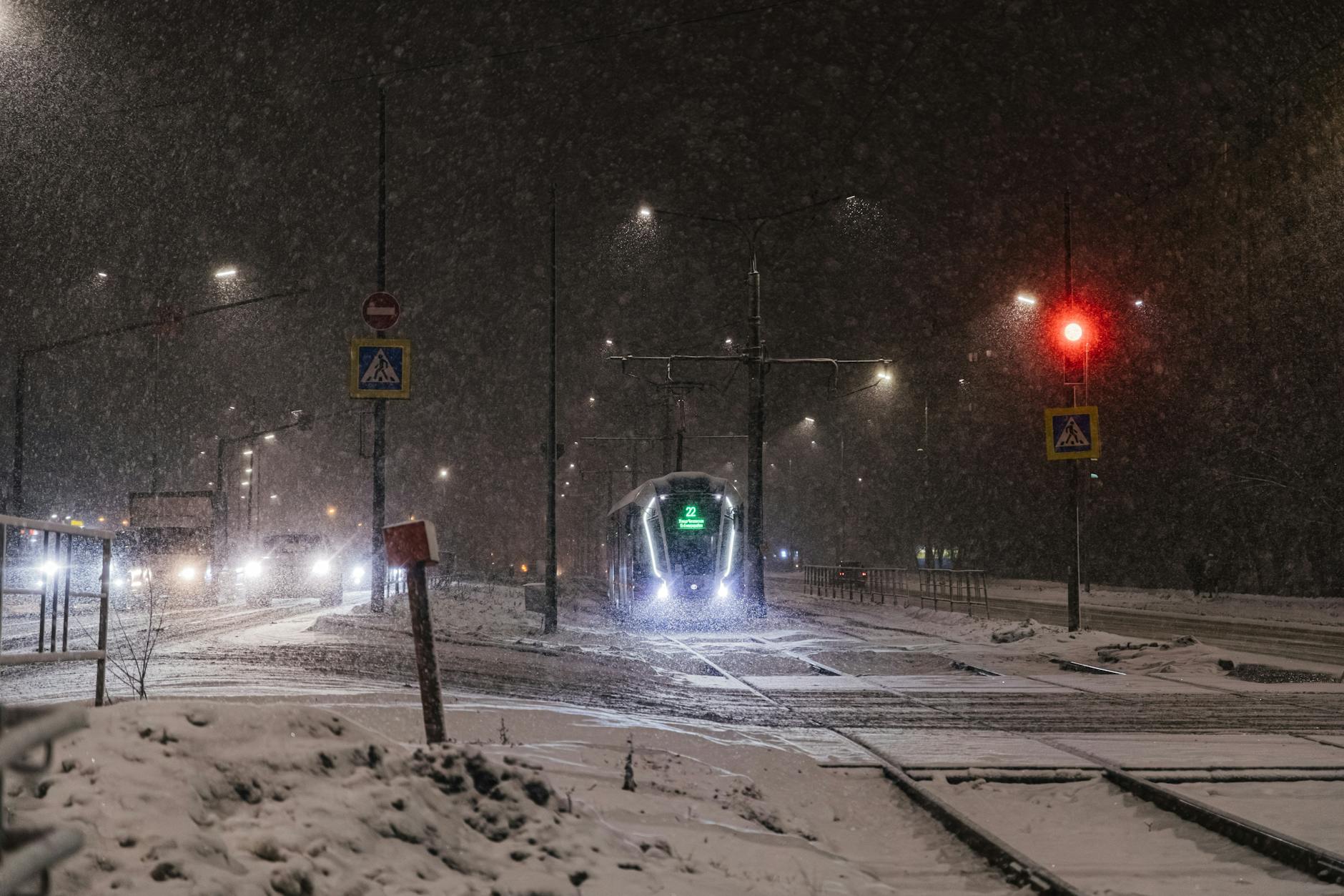 How to reach Presnya by metro or tram from central Moscow