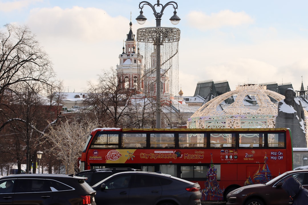 How to get to the Moscow Kremlin: transport options, entry points, and timing