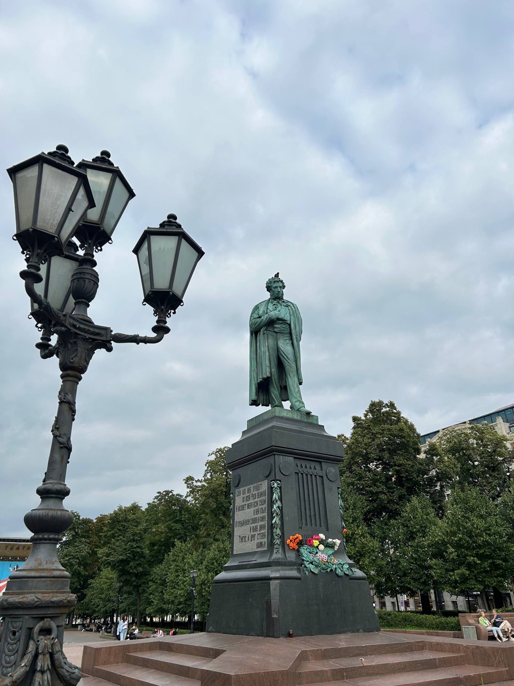 Памятник Пушкину на Пушкинской площади в начале Тверской