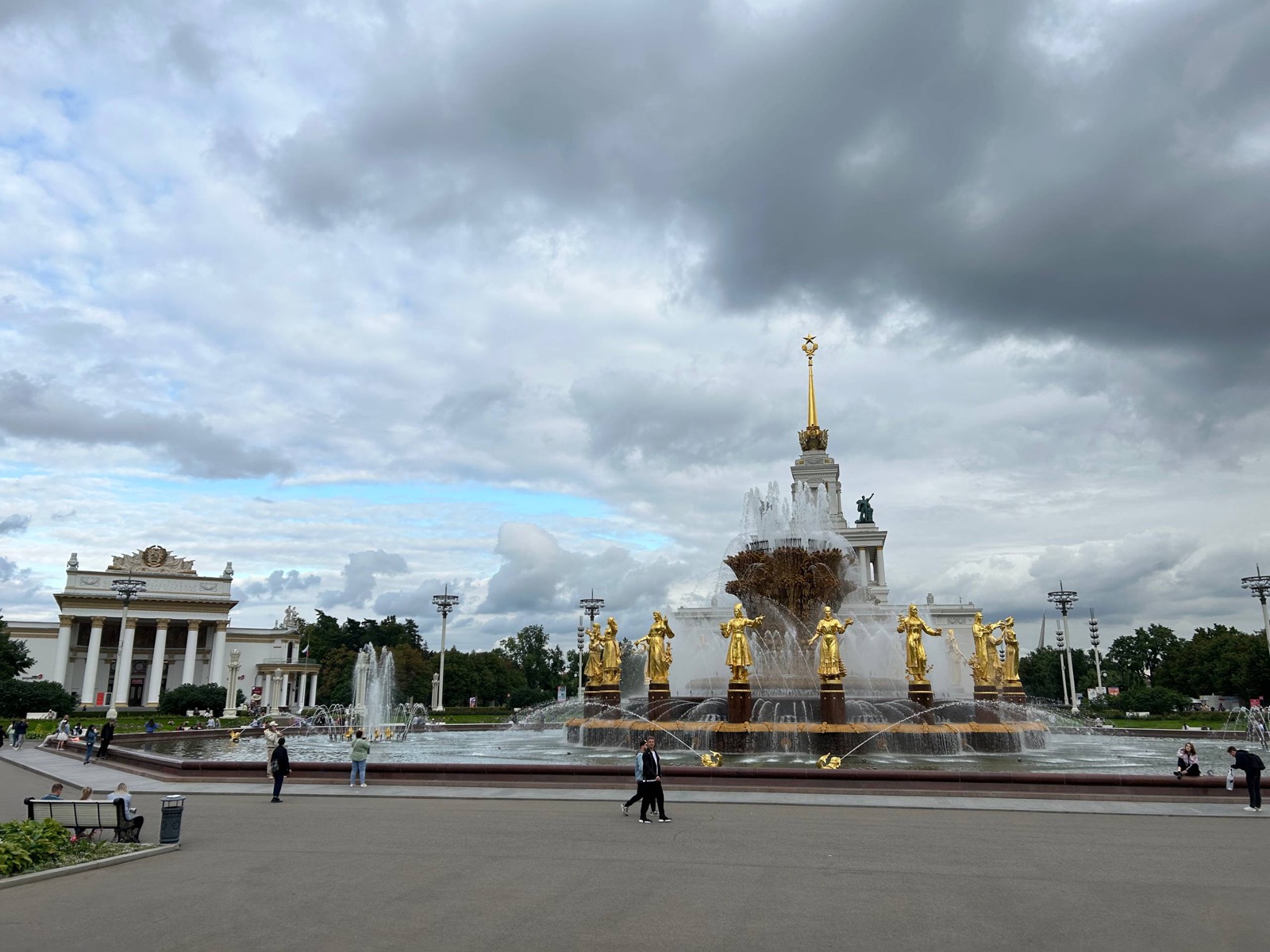 Фонтан «Дружба народов» и Центральный павильон ВДНХ